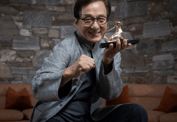 Jackie Chan morreu? Verdade sobre boatos e situação atual