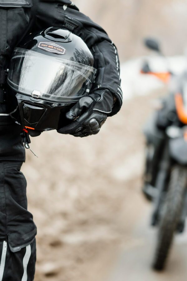 Capacete de moto barulhento: o que causa e como reduzir durante a pilotagem?