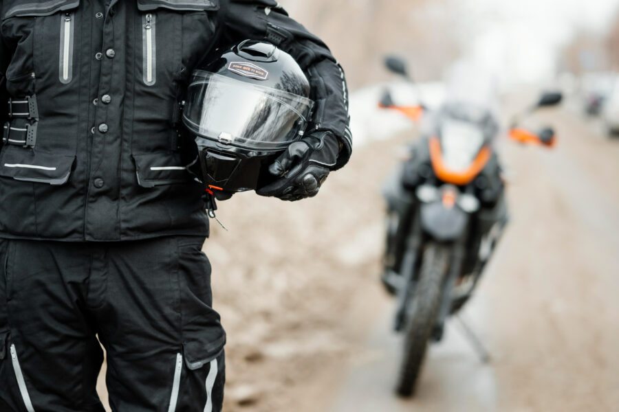 Capacete de moto barulhento: o que causa e como reduzir durante a pilotagem?